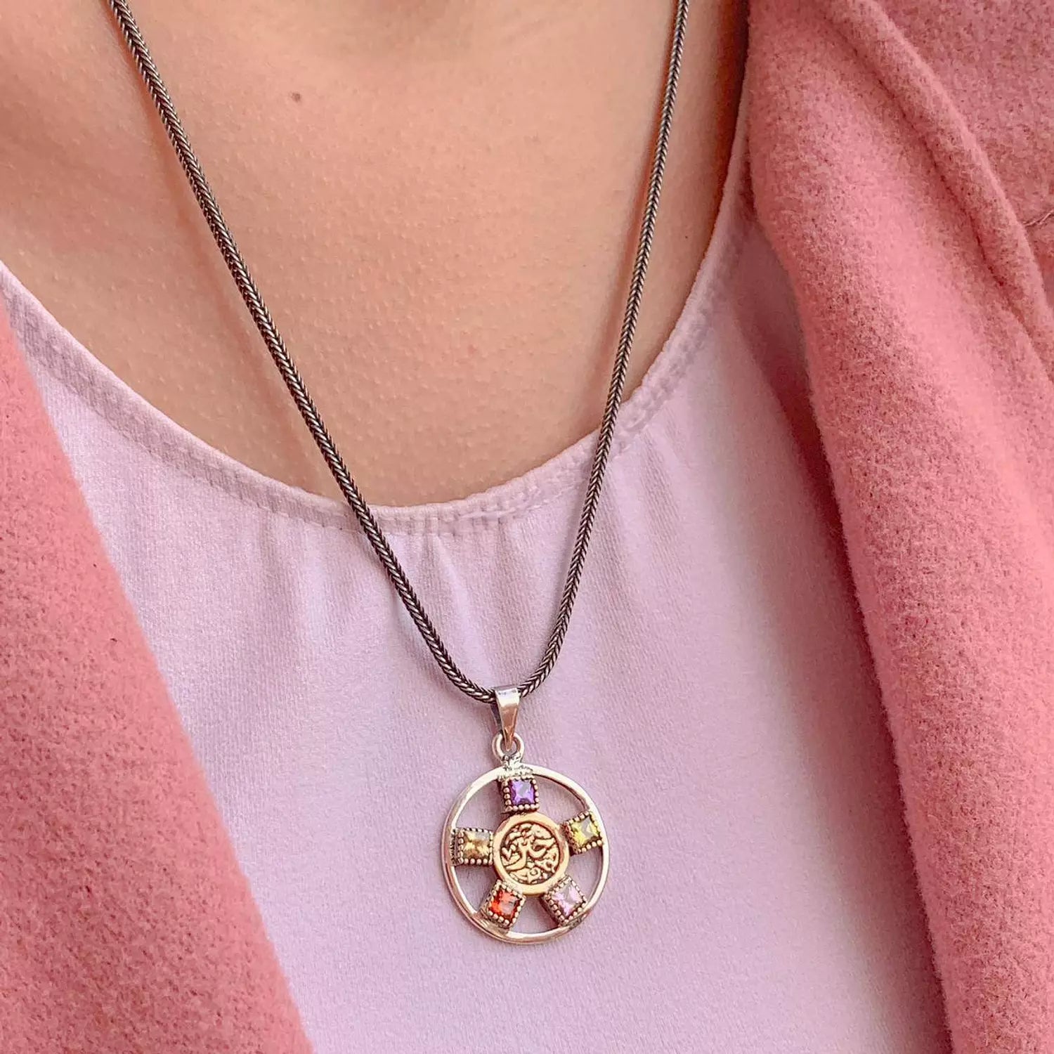 'سلسلة فضه بتصميم عصري ودلاية كلمة 'خير''