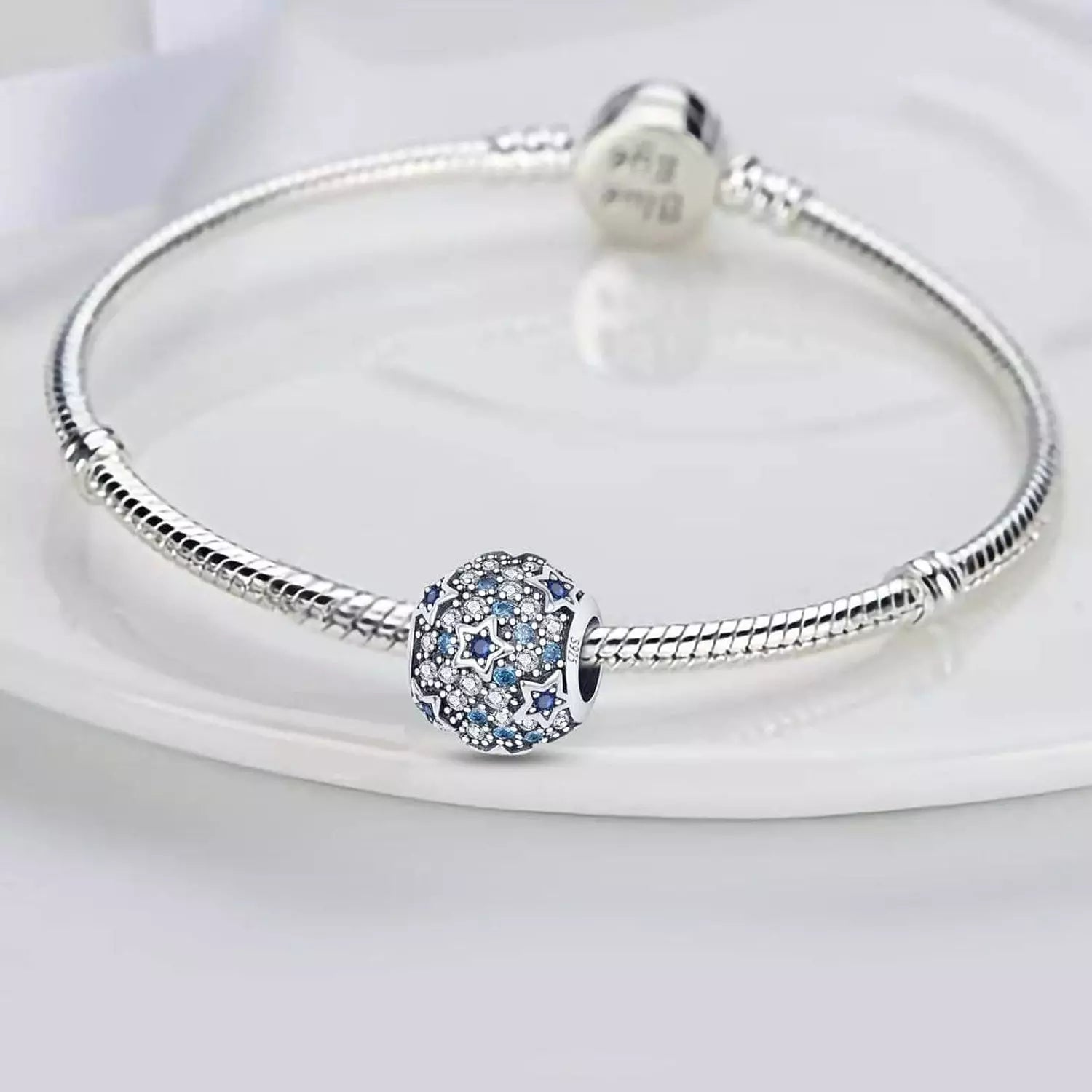 باندورا شارم الكرة المرصعة بالنجوم الزرقاء